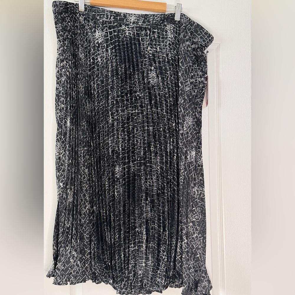 Vince Camuto Black & White Patterned Pleated Midi Skirt, 3X